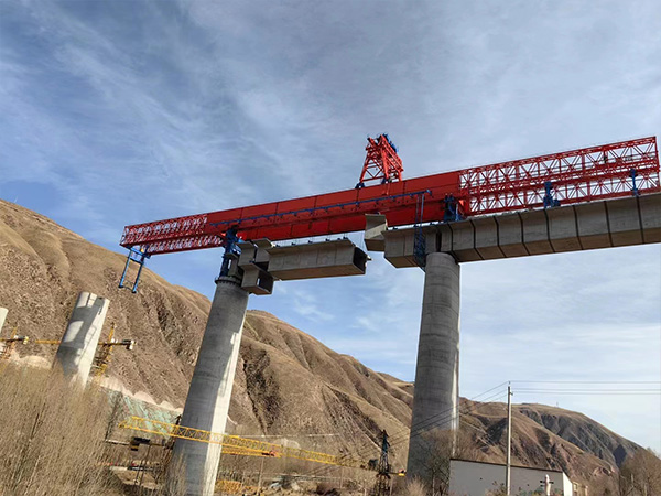 32米長(zhǎng)節(jié)段拼架橋機(jī) 32米長(zhǎng)節(jié)段拼架橋機(jī)