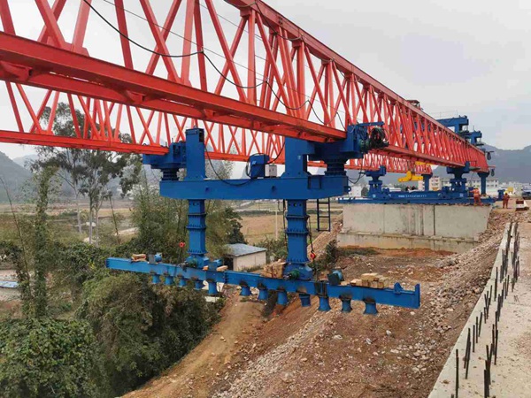 淄博200噸自平衡過跨架橋機