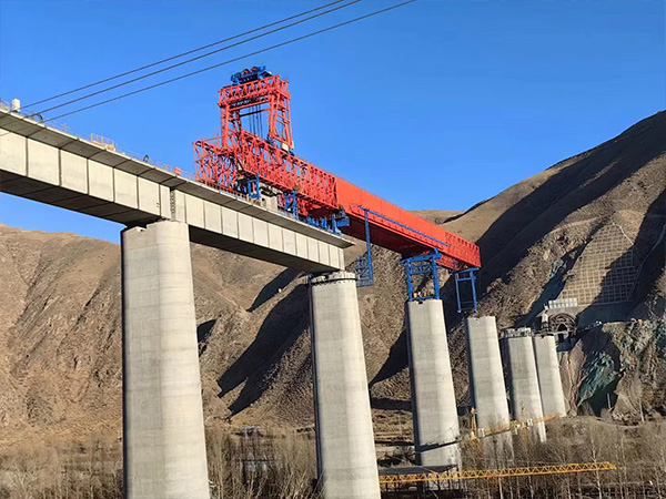 跨鐵路線節段拼架橋機