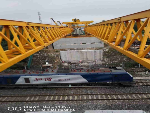 江蘇常州180噸架橋機跨鐵路線 江蘇常州180噸架橋機跨鐵路線