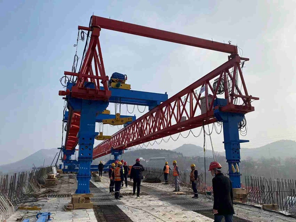 南寧220噸自平衡架橋機(jī)架梁 南寧220噸自平衡架橋機(jī)架梁