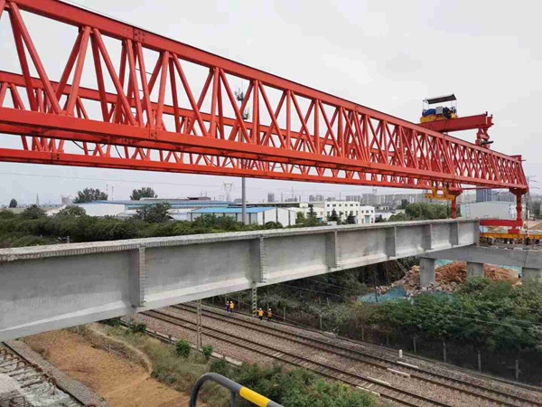 湖北孝感240噸架橋機跨鐵路 湖北孝感240噸架橋機跨鐵路